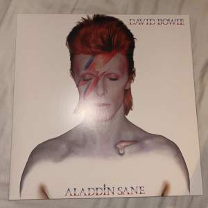 David Bowie Aladdin Sane vinyl nyprouderad och i nästan nyskick. Knappt spelad.
