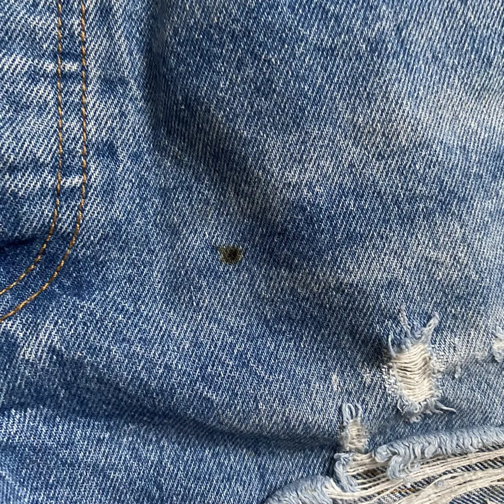 levis shorts 501 i fint skick, säljs pga att dem tyvärr har blivit försmå. Har en väldigt liten fläck/prick men märks knappast💓. Shorts.