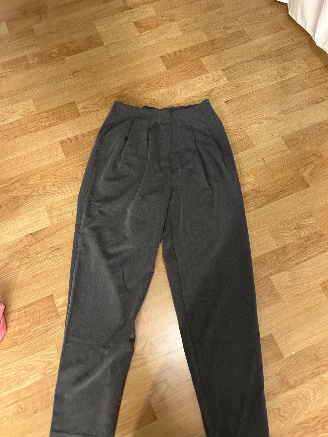 Grå kostymbyxor 