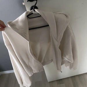 Kofta - En jätte gullig vit kofta som går med inprincip allt❣️ aldrig används, priset går att diskuteras❤️