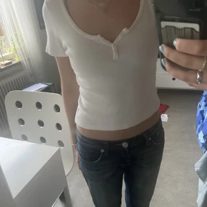 Brandy melville tshirt - Tshirt från brandy melville i modellen ”zelly”, one size men skulle säga stt den passar xs-s. Endast använd en gång