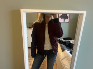 Bomberjacka  - Jätte snygg röd bomberjacka! Jätte bra skick!💞