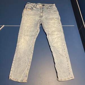 Ljusblå jeans i relaxed fit. De är i bra skick bortsett från en vit fläck längstnere på vänstra byxbenet. (Se bild 3) för fläck och andra detaljer på jeansen. Köpta på H&M. Storlek 170 i barnstorlek men passar XS i herr