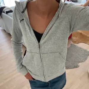 En kofta/zip hoodie från puma, storlek M men passar S💗(lånade bilder)