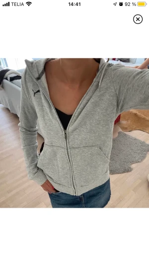 Zip hoodie  - En kofta/zip hoodie från puma, storlek M men passar S💗(lånade bilder)