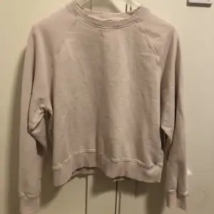 Sweatshirt i färgen ljusrosa från ARKET 🩷 Använd ett fåtal gånger. Storlek: S Pris: 30 kr Hämtas i Växjö eller skickas mot fraktkostnad. Betalning via Swish. 