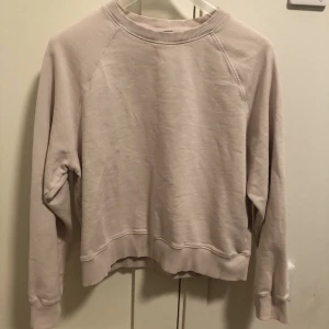 Sweatshirt ljusrosa 🩷 - Sweatshirt i färgen ljusrosa från ARKET 🩷 Använd ett fåtal gånger. Storlek: S Pris: 30 kr Hämtas i Växjö eller skickas mot fraktkostnad. Betalning via Swish. 