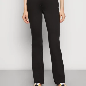 LÅNGA MIDWAIST KOSTYMBYXOR  - superlånga midwaist kostymbyxor med bootcut, i storlek s, använda 1 gång