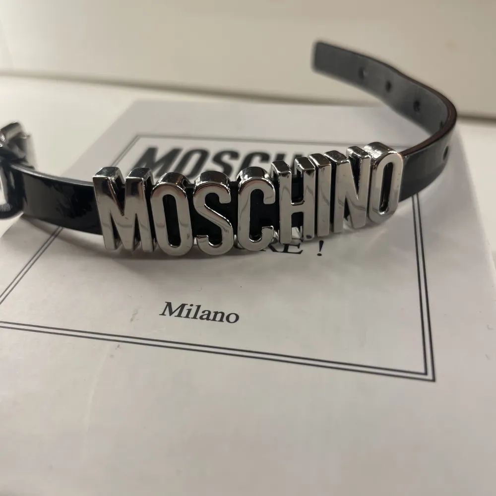 Säljer detta Moschino armband det är använt få ggr därav i fint skick kvitto och box följer med Nypris 1600kr. Accessoarer.