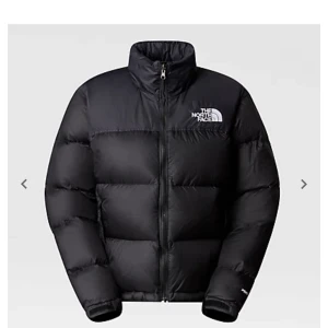 North face jacka  - Använt men i jätte bra skick. Modellen på jackan är Women’s 1996 Retro Nuptse, den är i storlek xl. Skriv för frågor och bilder :) 
