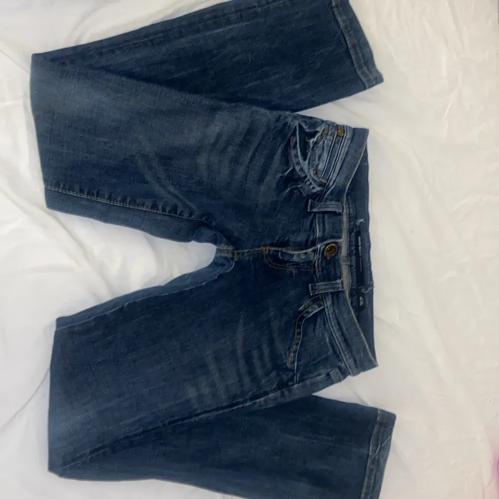 Svincoolaa miss sixty jeans med snygga detaljer dem är i jättebra skick och pissnygga dem är dock pyttelite förkorta (jag cirka 170) skriv vid funderingar💘💘💘. Jeans & Byxor.