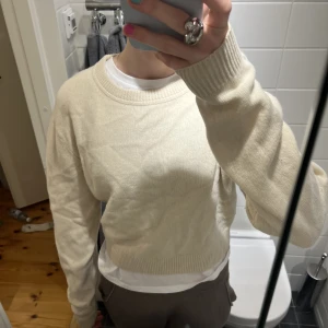 Uniqlo tröja - Kommer ej till användning längre men så skönt och perfekt till vinter! 100% ull 
