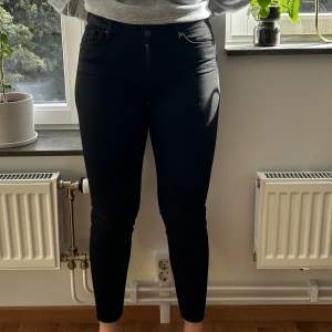 NYA-  jeans - Helt nya jeans från Vero Moda, de har inte kommit till användning.  Byxorna är i slim och har stretch. 