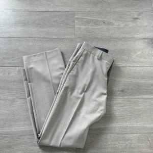 Zara kostymbyxor - Skit fräna kostymbyxor från Zara som är vida och går över skorna, så som man vill ha de!