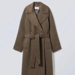Kappa Weekday - Säljer min Kia Oversized Wool Blend Coat från Weekday som är slutsåld, nypris 1490kr. Fint skick, använd fåtal gånger. Priset går att diskutera.