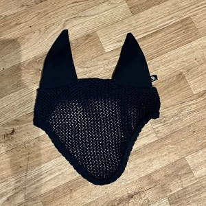 SOUNDLESS HUVA FRÅN HG - En marinblå soundless huva från Horse Guard 💙 fint skick utan några defekter, endast använd på 2-3 tävlingar ⭐️ nypris 200kr