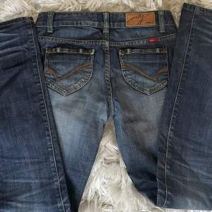 SUPER snygga low waisted boot cut jeans från Only som tyvärr är för små för mig😫 As coola och unika fickor🤩 Skriv privat om du har fler frågor, kan inte skicka bild med dem på då dem är för små för mig😫🥰💕