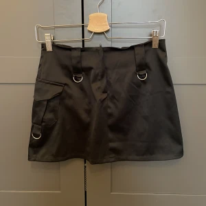 Satin kjol - Säljer min favorit kjol då den inte längre kommer till användning, jätte fint material och så coola detaljer
