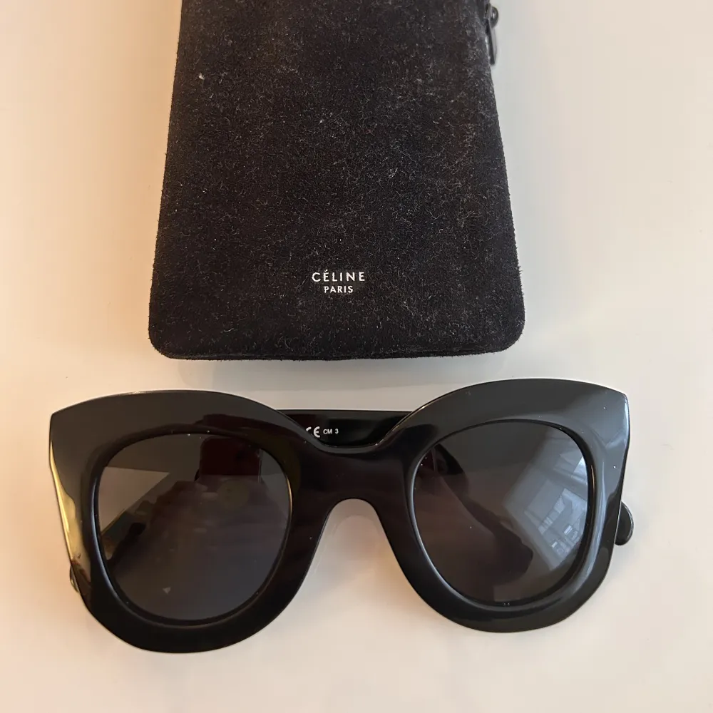 authentic celine sunglasses “cat eye”. in good condition! lightly worn . Övrigt.