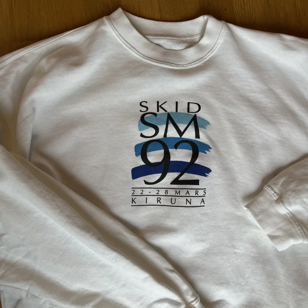 Vintage sweatshirt från skid SM i Kiruna 1992! Den är i mycket fint skick, inga fläckar/missfärgningar eller skador :). Hoodies.