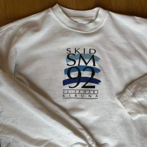 Vintage sweatshirt från skid SM i Kiruna 1992! Den är i mycket fint skick, inga fläckar/missfärgningar eller skador :)