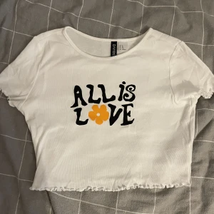 Cropped top - Jätte fin tröja från H&M!🌼är i fint skick och är cropped💞 om du har frågor svarar jag jätte gärna privat💘