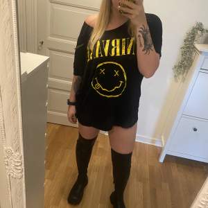 En oversized T-shirt ifrån H&M divided med Nirvana tryck i storlek L