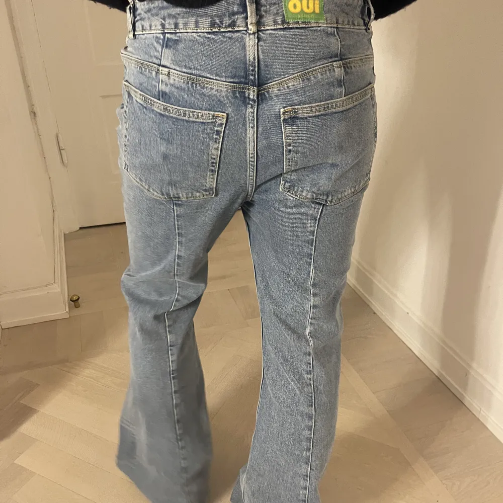 Blåa bootcut jeans med söm längs benen. Väldigt långa i benen, modellen är 172 cm!. Jeans & Byxor.