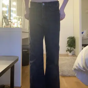 Säljer dessa jeans då de har blivit för korta. Använts ca 4 gånger 