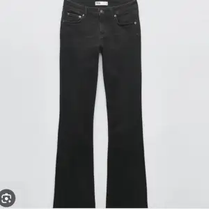 Lägger upp igen pågrund av fel vid köp på förra. Detta är ett par lågmidjade Bootcut jeans från zara, dem är uppsprättade nedtill. Jag är 1,66cm lång.🤍 Använd INTE plicks köpfunktioner. Vid köp använder du swish.