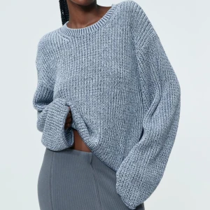 Blå stickad tröja  - Supermysig stickad tröja från hm. Aldrig använd utan endast provad med prislappen kvar