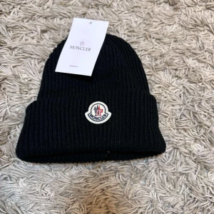 Moncler mössa  - Helt ny mössa