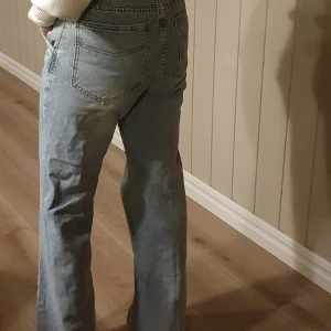 Ljusblå jeans - Ljusblå jeans. 50 kr. Strl S.