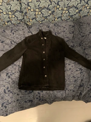 Höst/vårjacka - Den är i bra kvalitet och i ett jeans tyg typ😊