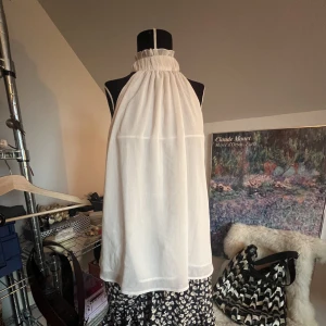 Söt Topp! - Säljer denna supersöta topp från H&M, knappt använd! Lite sönder vid kragen, men går lätt att sy ihop! 