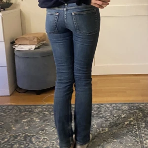 Lågmidjade jeans  - Lågmidjade jeans från acne, lite slitna. säljer då de är tajta på mig. Midjemått 35cm rakt över, innebenslängd 74 cm. Pris kan diskuteras🫶🏻