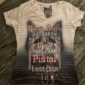 Rhinestone tröja - Jättefin t-shirt med rhinestones. Materialet är ganska tunt men skönt. Står ingen storlek, uppskattar till M.