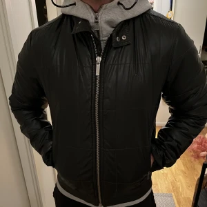 J.lindeberg - J lindeberg jacka , Riktigt fin och knappt använd. Slutsåld överallt. Storlek M , mitt pris 1999