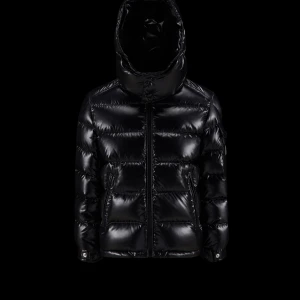Moncler jacka - Hej, säljer min Moncler maya jacka, använd i en vinter och säljs för 6800kr,(nypris 12999kr)jackan kan scannas inifrån och e äkta. De finns två små hål framifrån men de är Inget man lägger märke till. Storlek 0 o jackan e unisex. Möts i hbg eller fraktas💕