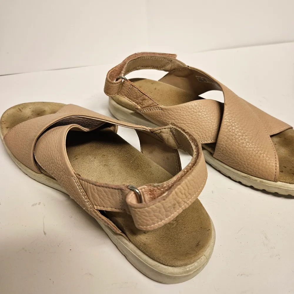 Fina sandaler från Ecco som är ljusrosa/nudefärgade.  Välanvända men i fint funktionellt skick.  Har inte försökt tvätta dem utan de säljs i befintligt skick och går säkert att piffa till mer. Storlek 37. Nypris 1200 kr.. Skor.