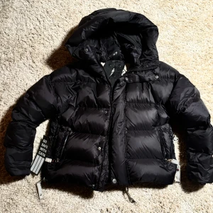 C.a.y.a jacka - Dunjacka som jag köpte på pondus förra året. Använd runt 4 gånger så den år i nyskick och har inga defekter.  Den är köpt för 5.500. Modellen heter Erika lux.