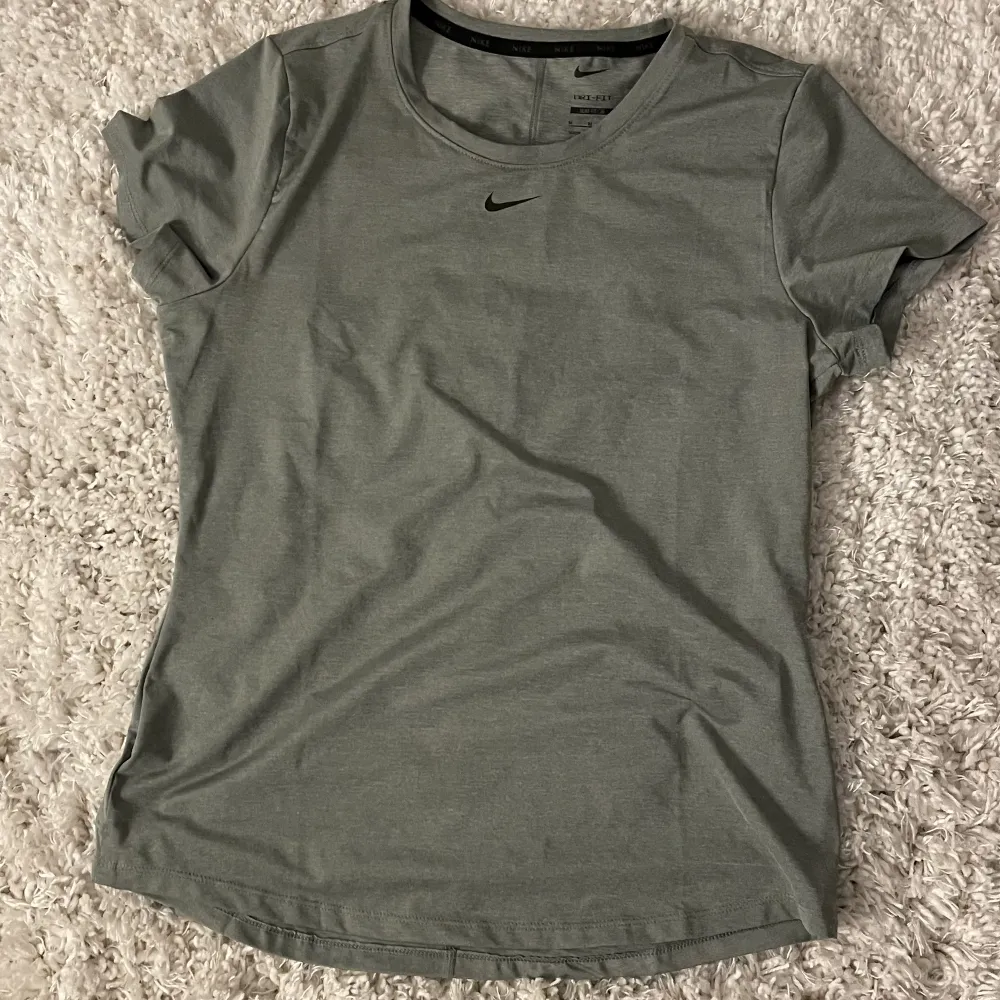 Nike dri-fit slim fit storlek M, använd fåtal gånger, säljer för 50kr. T-shirts.