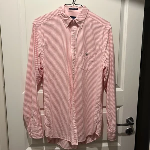 Gant skjorta  - Fint skick, endast använd en gång. Säljes då den är för stor. 
