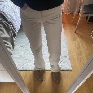 Zara jeans - Säljer dessa jeans ifrån zara i stolek 36. Säljer på grund av att dem aldrig kommer till användning.💗