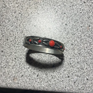 1890 smycke - Ett fint armband som troligen var min mormors mors armband! Det e ganska svårt stt ta av sig sen to be honest!🩷