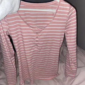 Randig rosa vit randig tröja