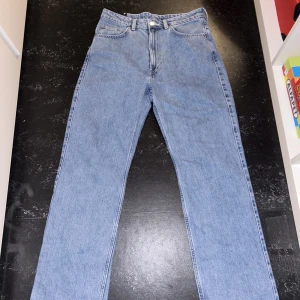 Byxor från Weekday  - 2. Rowe högmidjade raka byxor från Weekday, aldrig använda. Stl 31/30. Nypris: 590, säljer för 350