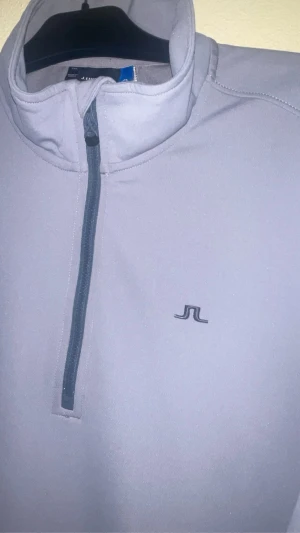 J.Lindeberg ”fleece” - inga synliga tecken på användning  väldigt liten i storleken det är en xxl men passar l/xl