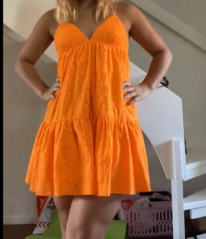 Söt klänning  - Söt orange sommarklänning från zara, använd 2-3 gånger. Köpt 2022 Det är en storlek M men skulle säga att den är liten i storleken 