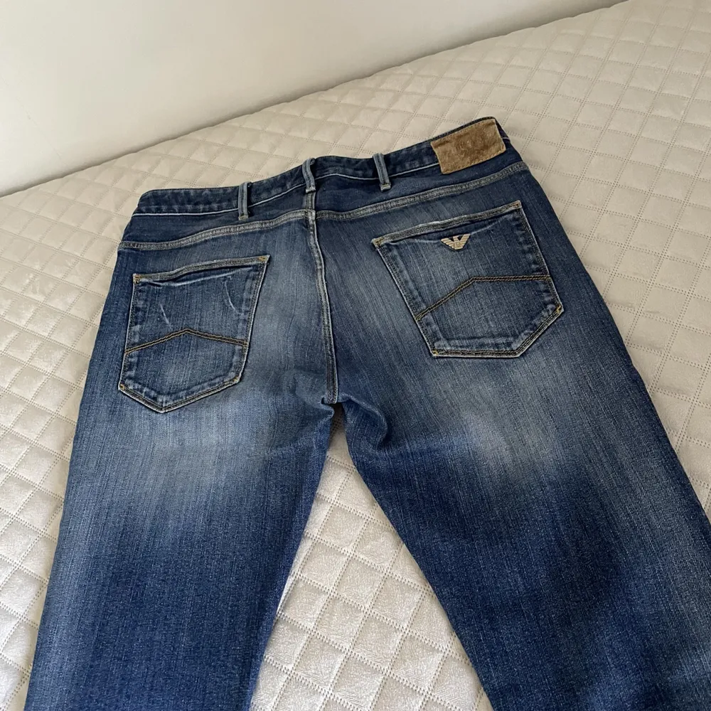 Hej säljer ett par ljusa Armani Jeans som inte passar längre.  Storlek - Midja: 32 & Längd: 34. Jeans & Byxor.